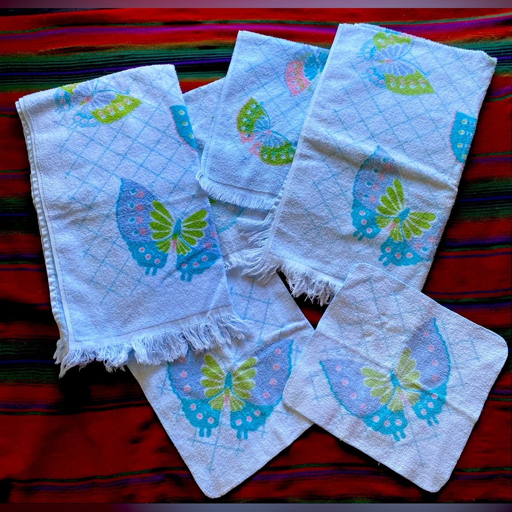 VTG 1970’s Butterfly Towel Set! 2 Large, 2 Hand Towels and 2 Washcloths!